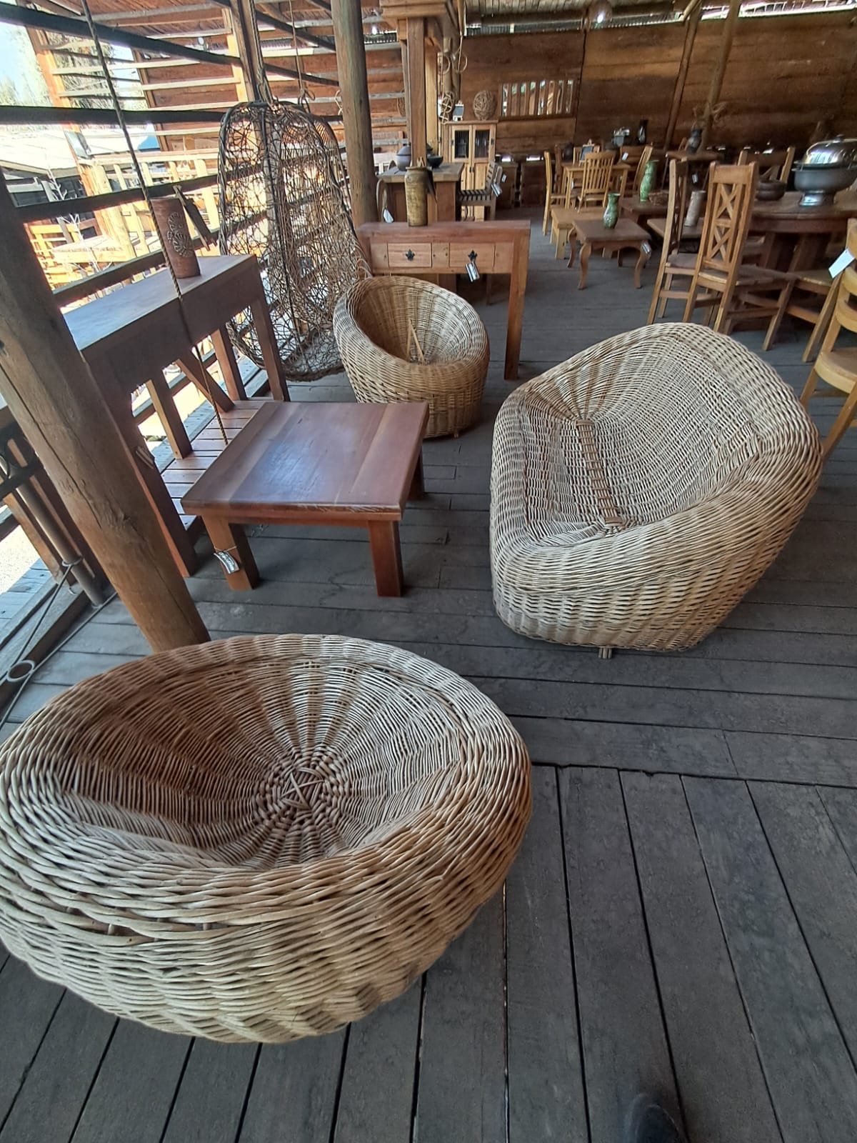 Set de Living Rústico con Sillones de Mimbre y Mesa de Madera