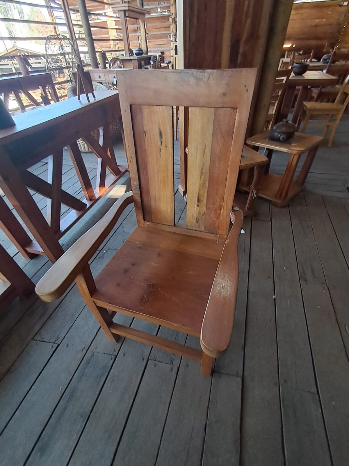 Silla de Madera con Apoyabrazos Estilo Clásico