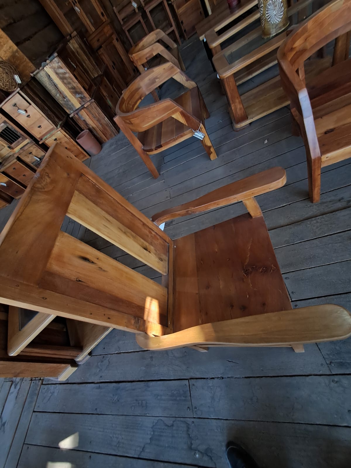 Silla de Madera con Apoyabrazos Estilo Clásico