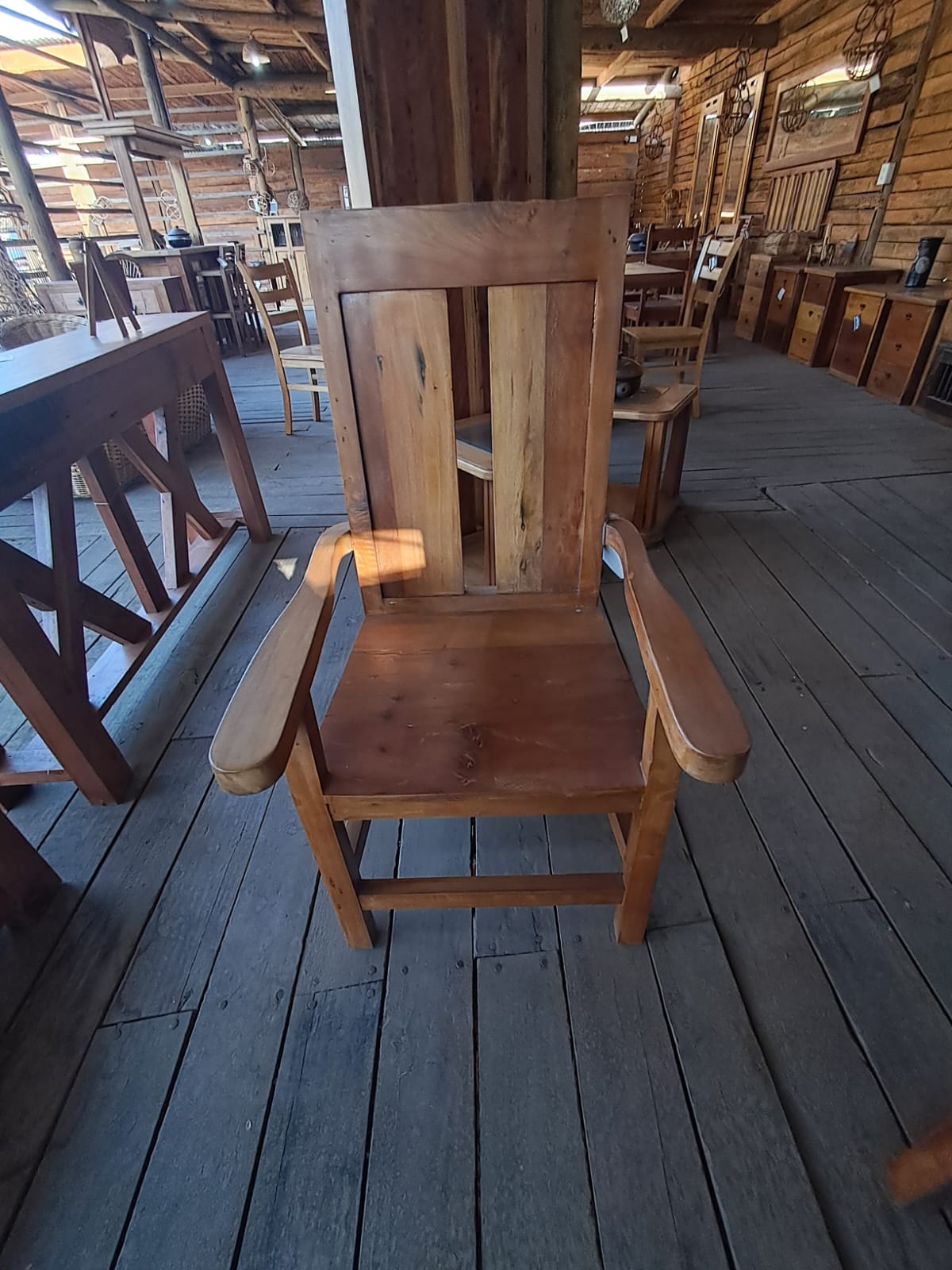 Silla de Madera con Apoyabrazos Estilo Clásico