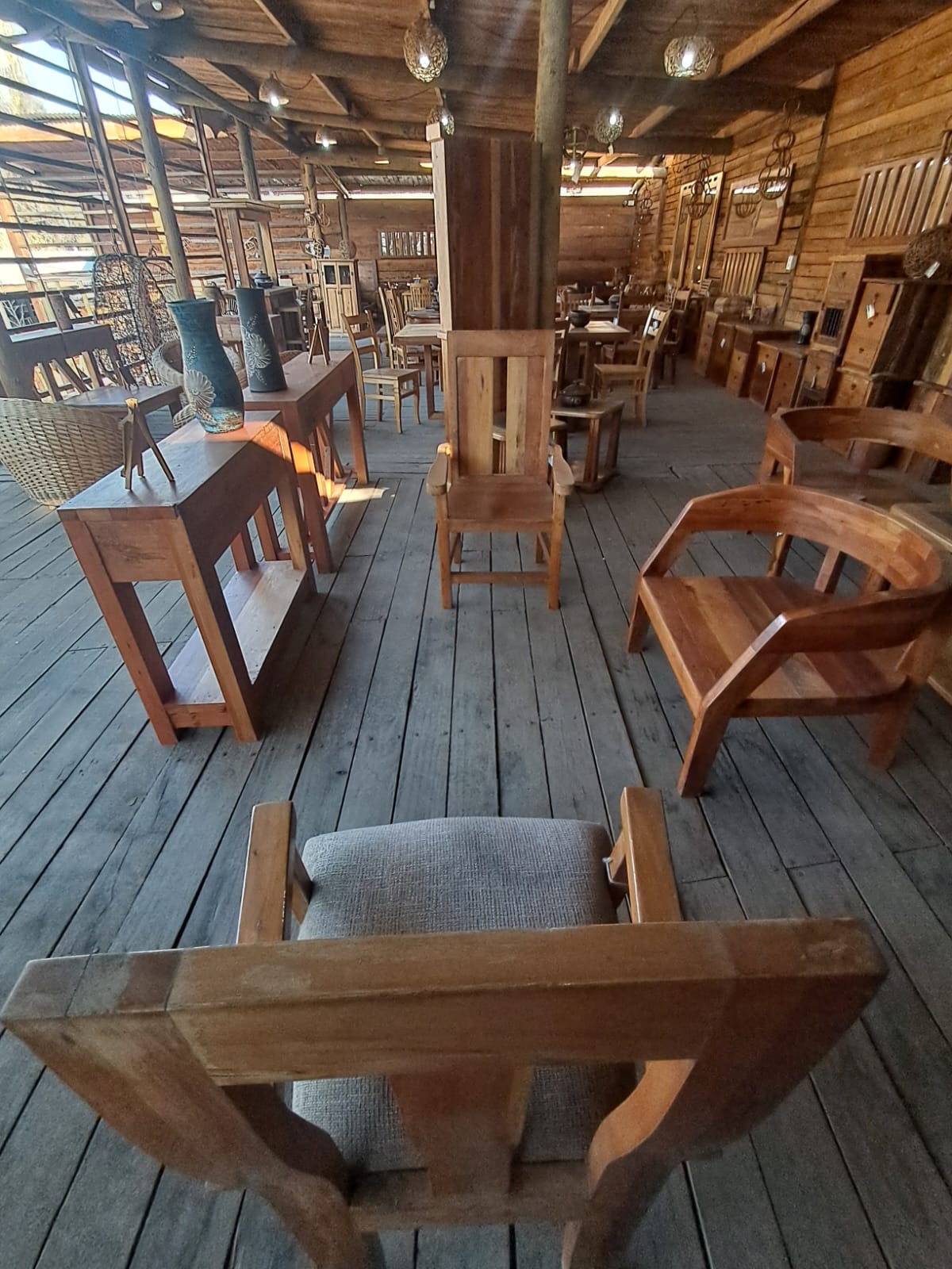 Silla de Madera con Apoyabrazos y Asiento Tapizado