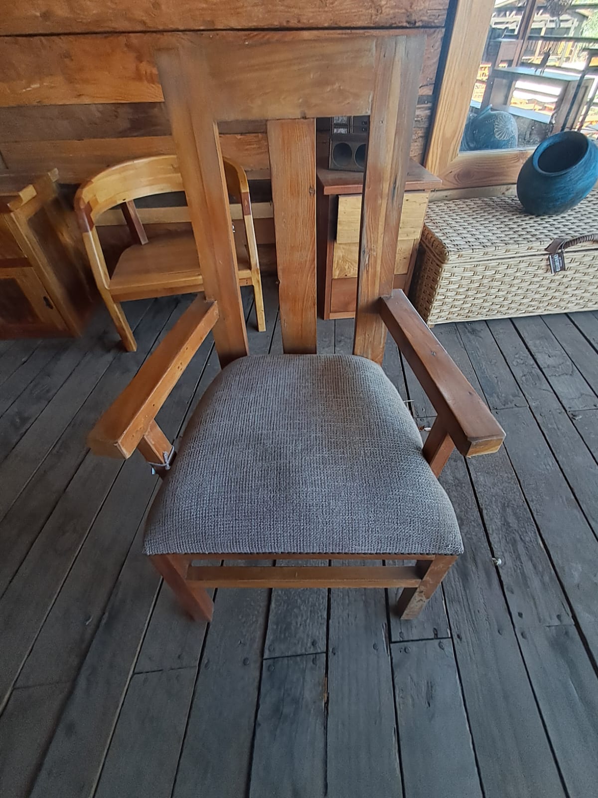 Silla de Madera con Apoyabrazos y Asiento Tapizado