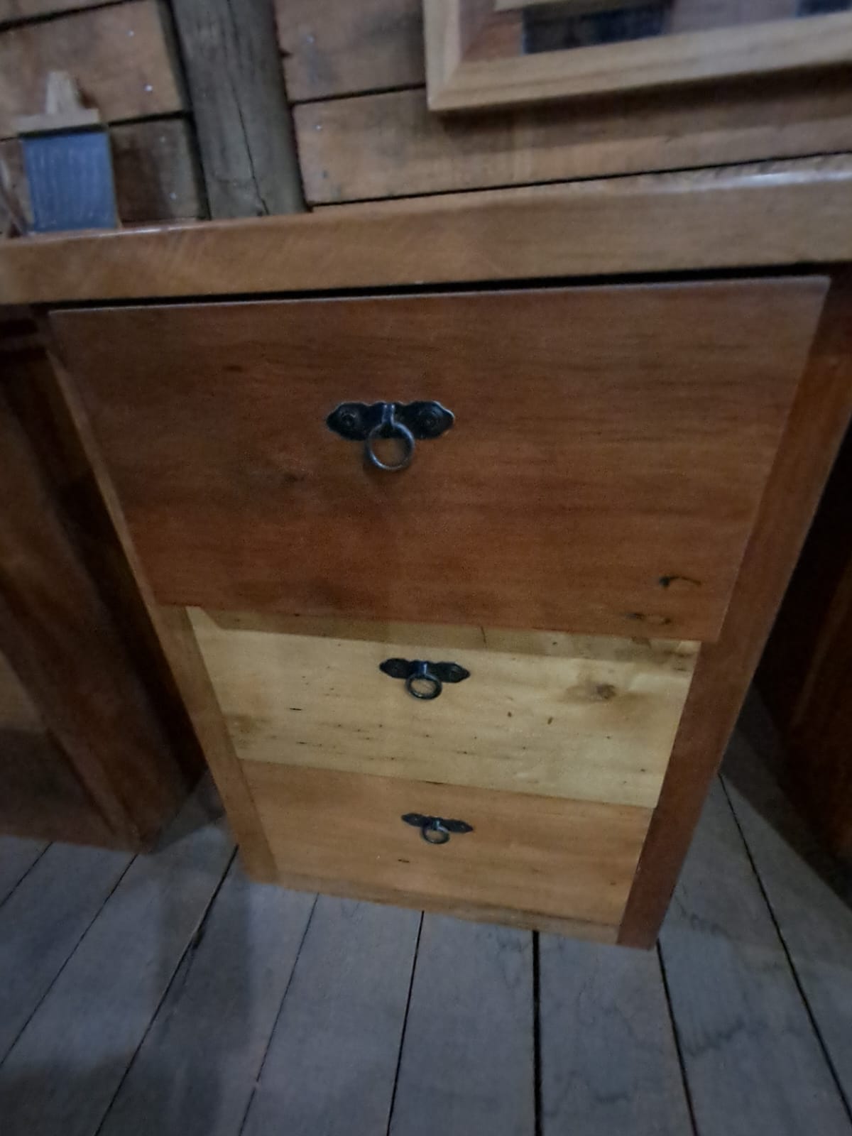Velador Artesanal en Madera Maciza de roble Diseño Clásico