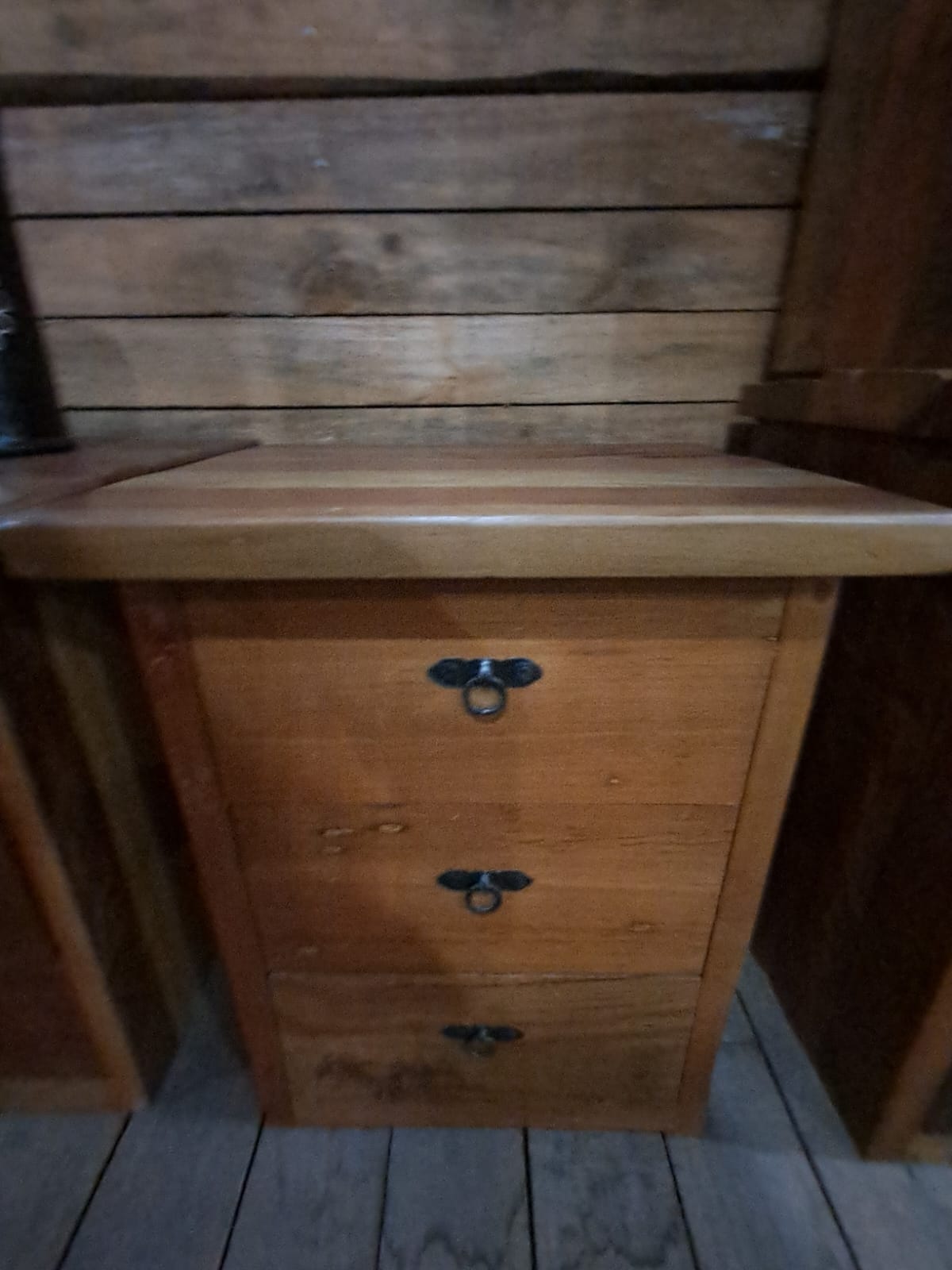 Velador Rústico de Madera de roble con 3 Cajones