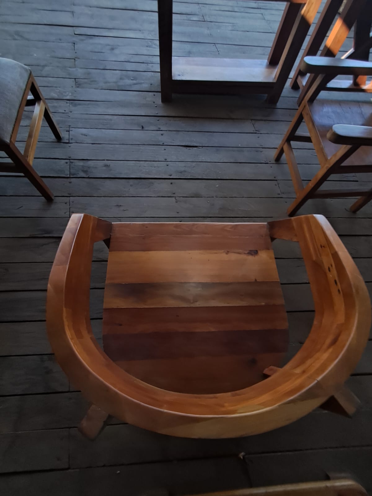 Sillón de Madera Curvo Estilo Contemporáneo