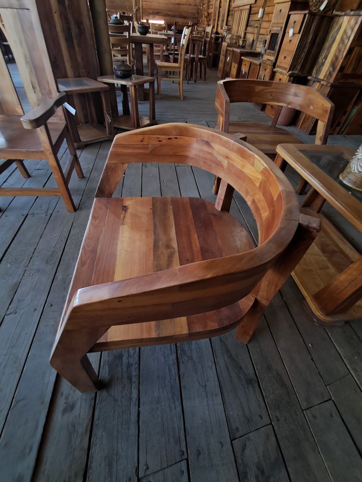 Sillón de Madera Curvo Estilo Contemporáneo