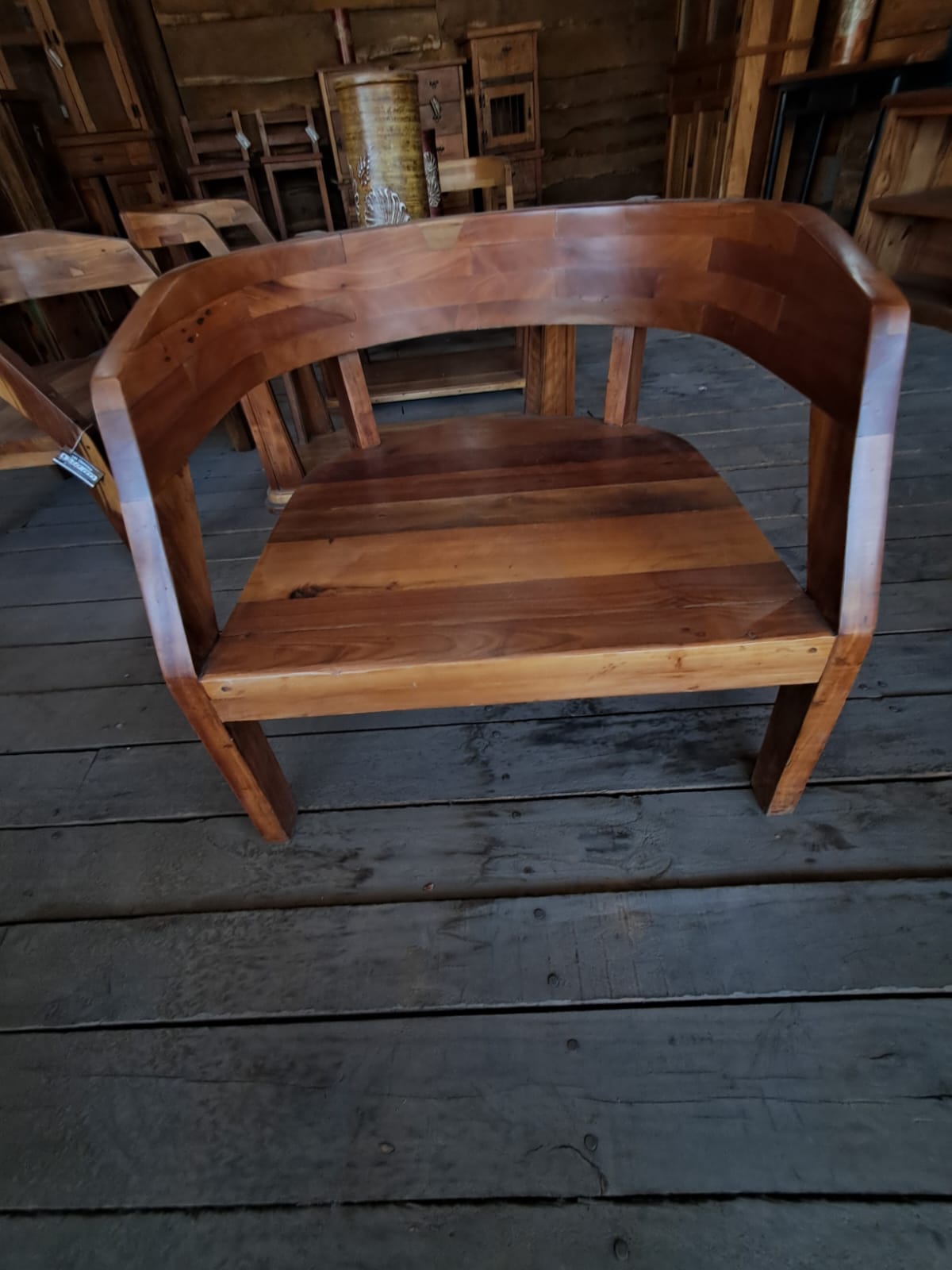 Sillón de Madera Curvo Estilo Contemporáneo