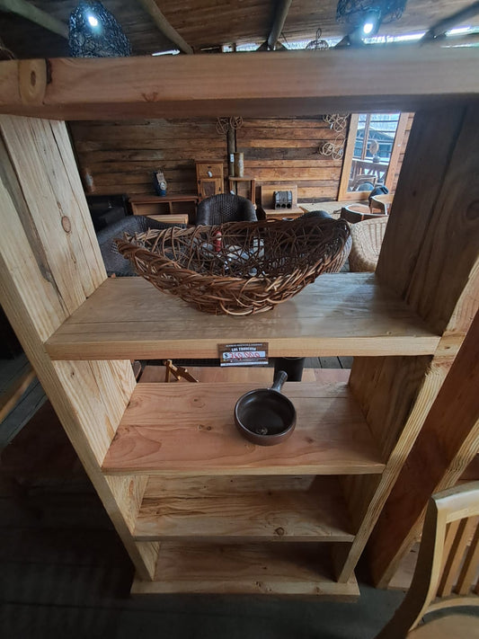 Estantería asimétrica de madera para decoración