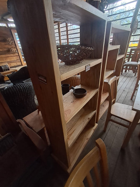 Estantería asimétrica de madera para decoración
